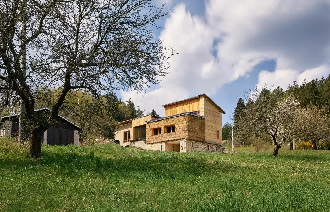 Dusaná hlína: návrat k rozumné architektuře, ne stavební trend