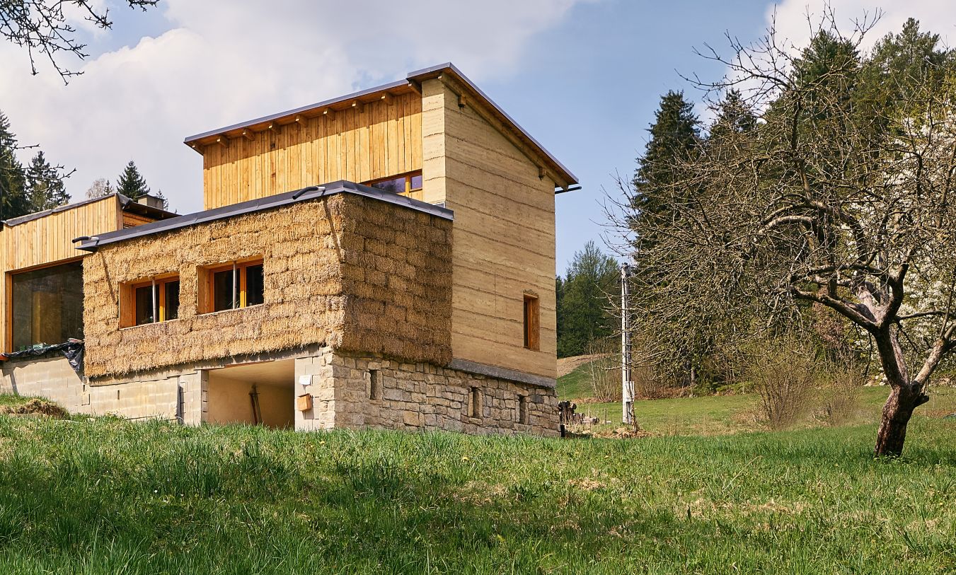 dum z dusané hliny v Plavech - hlineny dům 